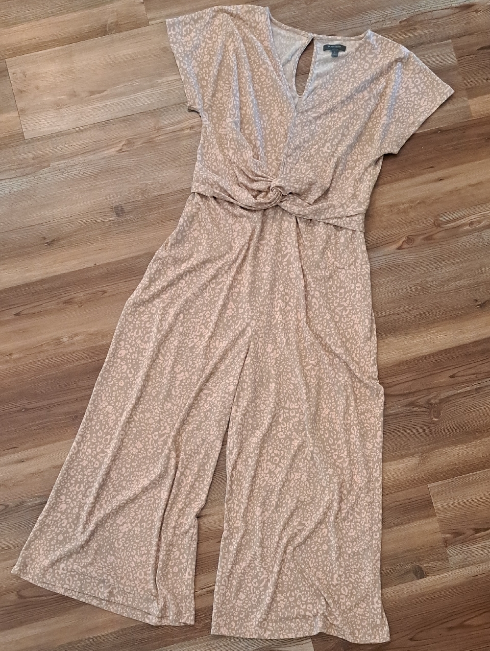 NWOT MADISON Stretchy, Flowy Wide Leg Jumpsuit. Tan/pink Leopard.Twist Waist. L